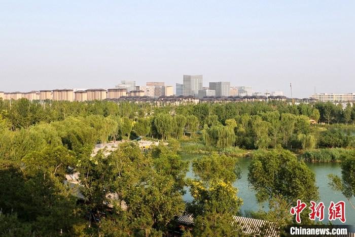 從完成頂層設(shè)計(jì)到如火如荼大規(guī)模建設(shè)，六年來(lái)，雄安新區(qū)如春天的竹子一般拔節(jié)生長(zhǎng)，這座承載千年大計(jì)的“未來(lái)之城”已雄姿初顯。從“一張白紙”開(kāi)始著墨，如今的雄安新區(qū)已是濃墨重彩的“山水畫”。<a target='_blank' href='/'>中新社</a>記者近日走訪了雄安新區(qū)多地，從“藍(lán)綠金”三色感受這座“未來(lái)之城”的巨大變化。圖為7月18日拍攝的河北雄安新區(qū)金湖公園。 <a target='_blank' href='/'>中新社</a>記者 易海菲 攝