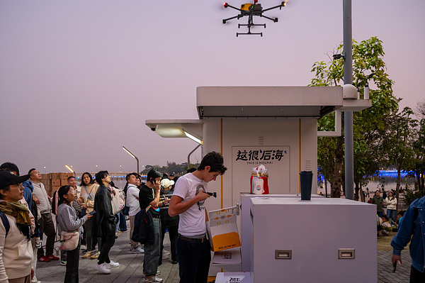 在深圳，外國游客體驗無人機外賣送餐。