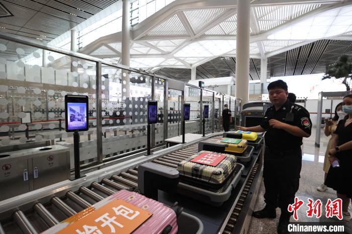 （高質(zhì)量發(fā)展調(diào)研行）探訪海口美蘭國(guó)際機(jī)場(chǎng)封關(guān)運(yùn)作項(xiàng)目：將實(shí)現(xiàn)旅客“無(wú)感通關(guān)”