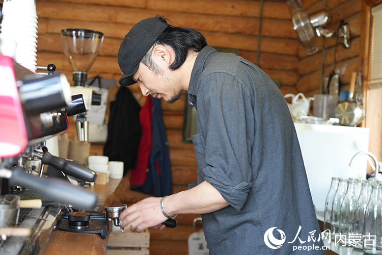 喻曉在小木屋中制作咖啡。人民網(wǎng)記者 李睿攝