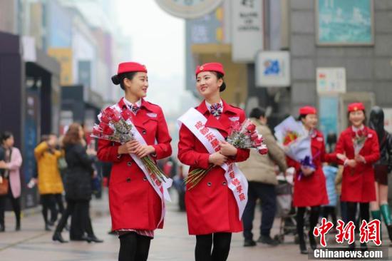 四川一高校開“浪漫”課 情人節(jié)賣花掙學(xué)分