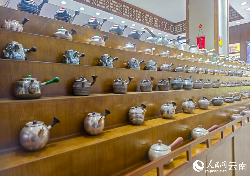 8新華村一家銀器店里的各類銀器。人民網(wǎng)記者 符皓攝