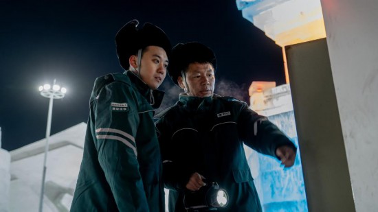 長(zhǎng)春市冰雪新天地園區(qū)內(nèi)，長(zhǎng)春市雙陽(yáng)區(qū)供電公司工作人員正在檢查低壓配電箱。新華社記者 段續(xù) 攝