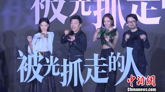 《被光抓走的人》由董潤年編劇并執(zhí)導(dǎo)，黃渤、王珞丹、譚卓主演。　康玉湛 攝