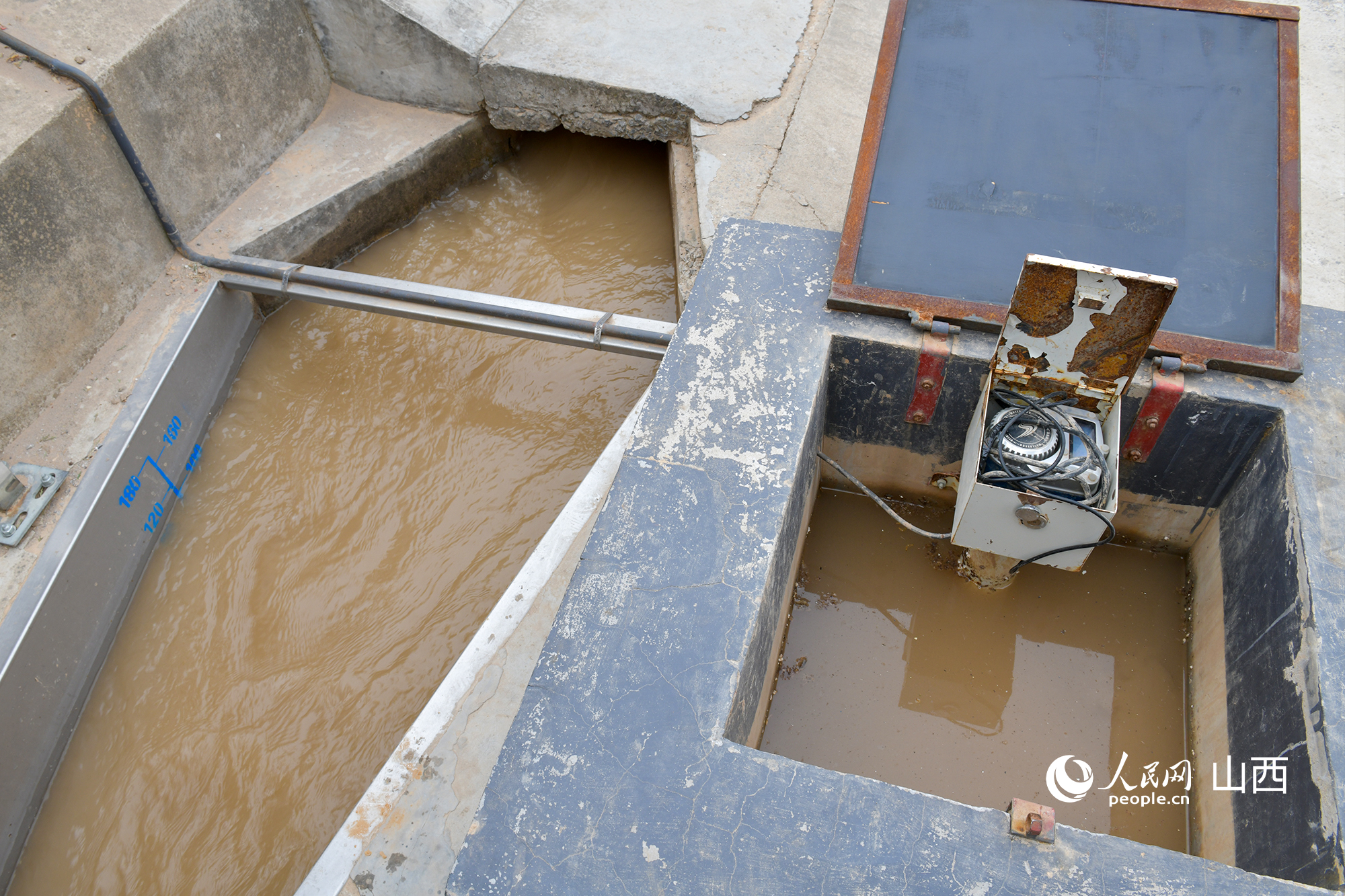 灌區(qū)渠口的計(jì)量設(shè)施。人民網(wǎng)記者 焦搏文攝