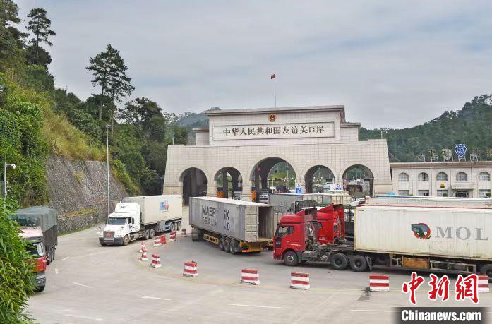 圖為中越邊境廣西憑祥市友誼關(guān)口岸?！{祥融媒體中心供圖