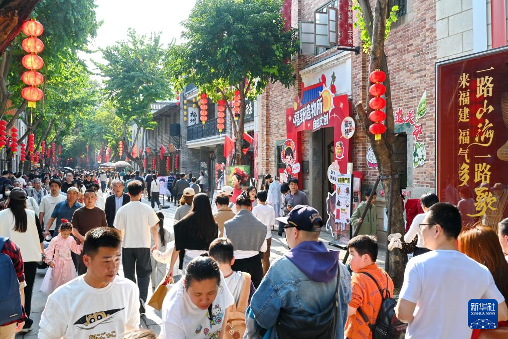 2月22日，市民游客在福州上下杭歷史文化街區(qū)參觀游覽。新華社記者林善傳 攝