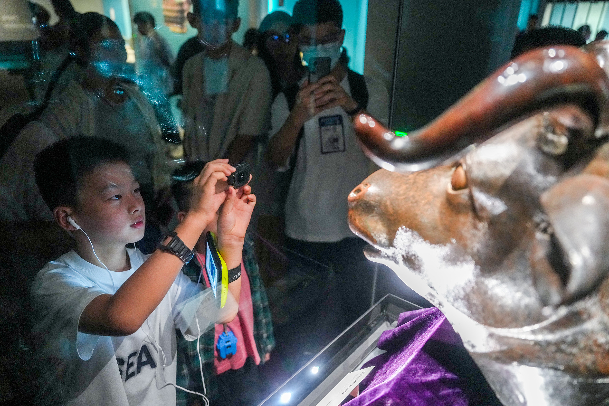 2025年6月,參加研學(xué)游的孩子在安徽博物院蜀山館參觀圓明園牛首銅像。(圖片來(lái)源:視覺(jué)中國(guó))