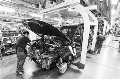 某新能源汽車智能制造基地總裝車間，工作人員正在工作。新華社記者 李博 攝