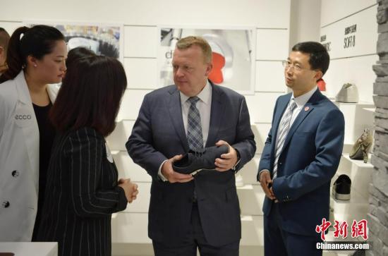 5月2日，丹麥首相拉斯穆森夜逛太古里，走進1963年創(chuàng)立于丹麥的“愛步”鞋類品牌店了解情況。當日，應中國國務院總理李克強邀請，丹麥首相拉斯穆森―行抵達中國成都，開始對中國進行正式訪問，拉斯穆森此訪系其2015年當選首相以來首次訪華，其訪問首站就來到四川成都。 <a target='_blank'  _fcksavedurl='http://www.chinanews.com/'></table>中新社</a>記者 劉忠俊 攝