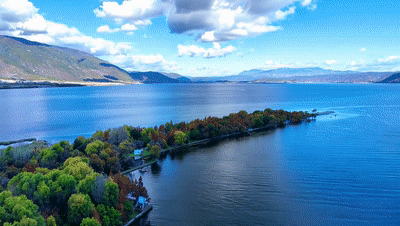 大理洱海畔。