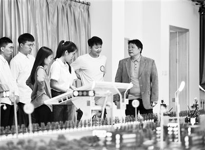 圖為天津大學智能與計算學部教師在沙盤教室內給學生講授智能駕駛等方面的內容。 新華社記者 趙子碩攝