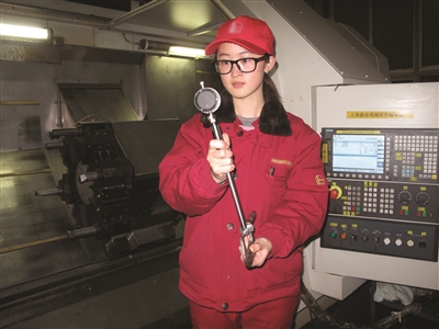 “最年輕省勞?！被啬感．?dāng)教師 被學(xué)生稱為“班主任學(xué)姐”