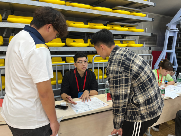 招聘會(huì)上，老師為畢業(yè)生開展就業(yè)指導(dǎo)。校方供圖