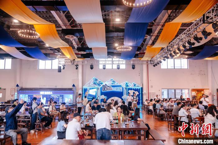 圖為基地內(nèi)的慕尼黑餐廳?！±钅宪?攝