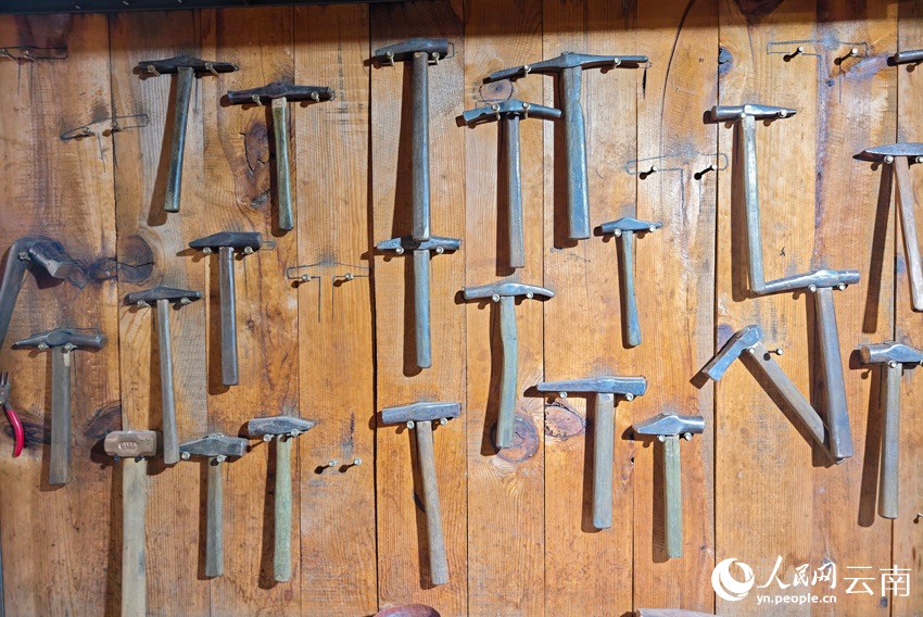 新華村銀器加工作坊里的小錘。人民網(wǎng)記者 符皓攝