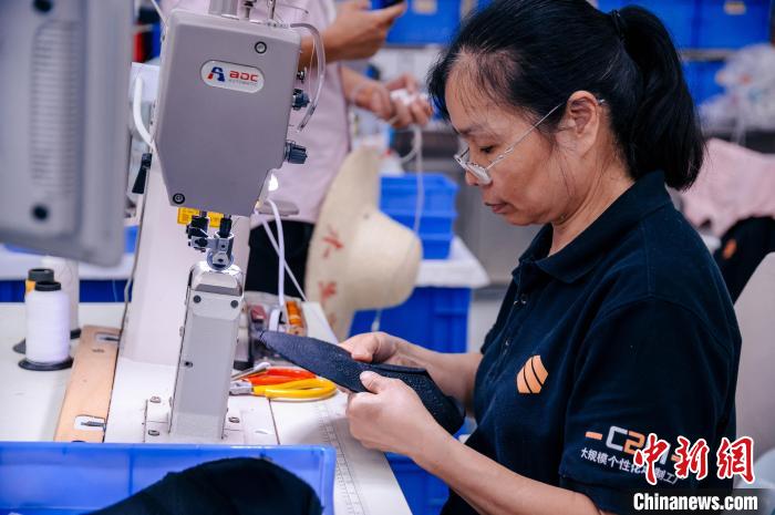 圖為員工在生產(chǎn)線工作?！±钅宪?攝