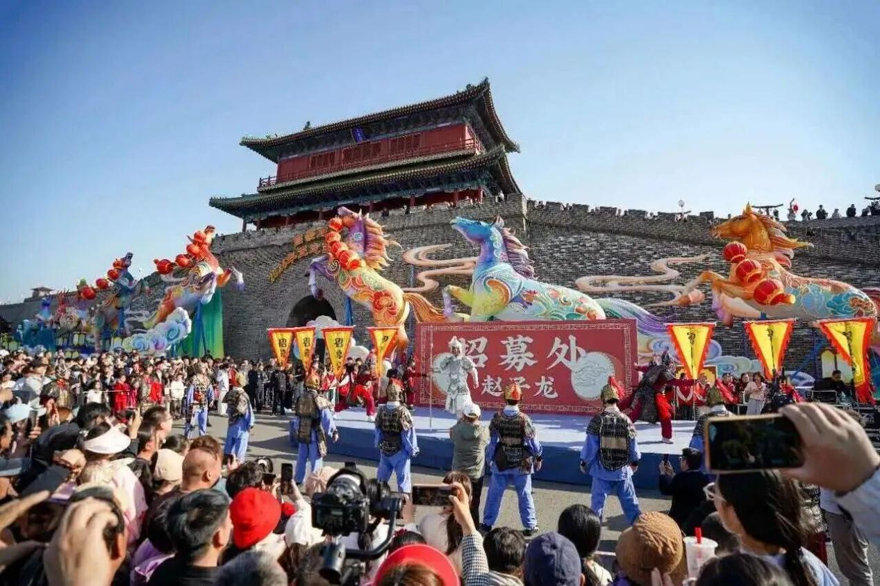 “五一”假期，河北正定南城門，“當(dāng)一天趙子龍的兵”招募現(xiàn)場(chǎng)人頭攢動(dòng)。河北省文化和旅游廳供圖