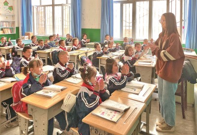 2023年5月，西北師范大學(xué)學(xué)生在新疆阿克蘇地區(qū)溫宿縣吐木秀克鎮(zhèn)第一小學(xué)實(shí)習(xí)支教。 卓杰攝