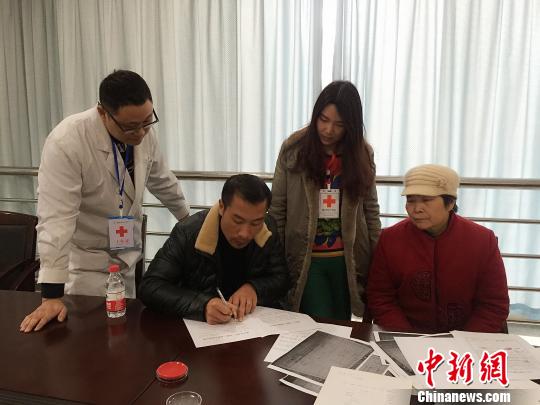 小月的父親和奶奶填寫遺體和器官捐獻(xiàn)志愿書。重慶紅會(huì)供圖