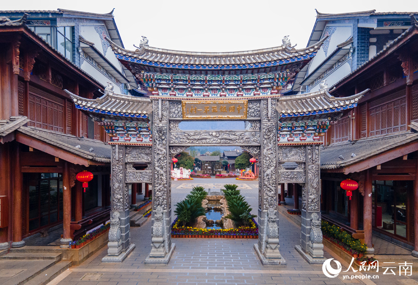 1.新華村耗銀近2.8噸建設的銀牌坊。人民網(wǎng)記者 符皓攝