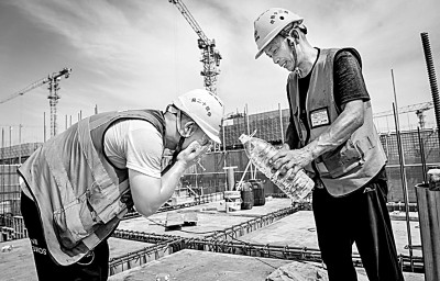 近日，多地迎來高溫天氣，圖為中鐵十二局工人在河北雄安新區(qū)大河片區(qū)安置房項目建設現(xiàn)場洗臉解暑。 新華社發(fā)