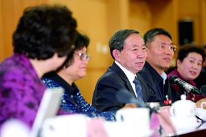 3月8日，全國(guó)政協(xié)舉行教育界別聯(lián)組會(huì)議，教育部部長(zhǎng)袁貴仁右三到會(huì)聽取建議。