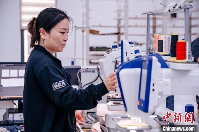 莆田鞋企通過快速打樣線，實現(xiàn)個性化訂制?！±钅宪?攝