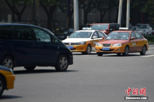 資料圖：行駛在路上的傳統(tǒng)出租車(chē)。<a target='_blank'  _fcksavedurl='http://www.chinanews.com/' ></table>中新網(wǎng)</a>記者 金碩 攝