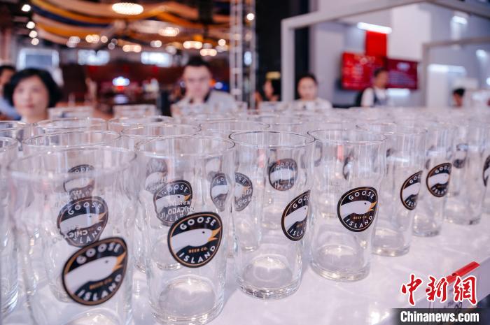 基地內(nèi)，各式啤酒文化周邊產(chǎn)品在出售?！±钅宪?攝