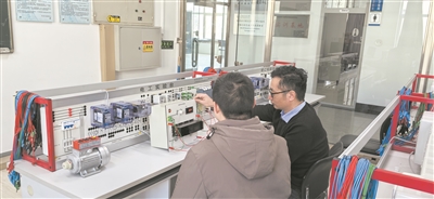 圖為哈爾濱工程大學(xué)教師指導(dǎo)學(xué)生開展新工科課程的實(shí)驗(yàn)項(xiàng)目。受訪者供圖