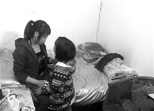 小梅現(xiàn)在只身帶著女兒,生活困難 圖片來源:溫州網(wǎng)