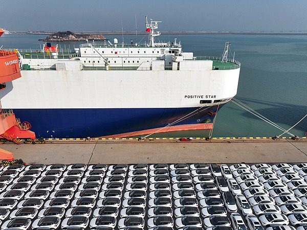 在江蘇省連云港，中國生產(chǎn)的汽車正加緊裝船出口海外。