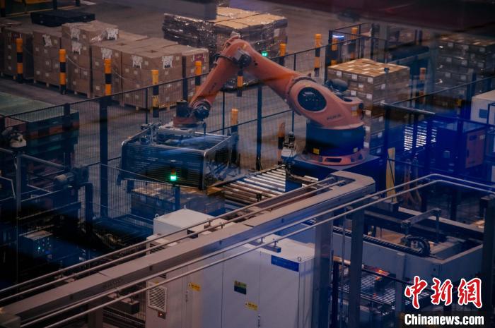 百威雪津啤酒莆田基地釀造幾乎都由自動(dòng)化生產(chǎn)線完成，年產(chǎn)能達(dá)200萬(wàn)噸。　李南軒 攝