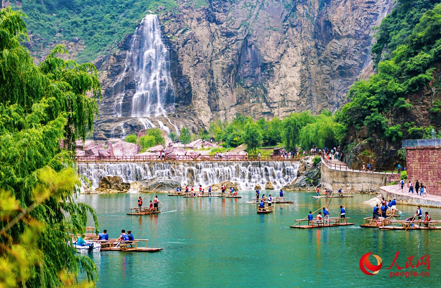 泛舟水上，成為酷熱夏季的一個避暑良方。人民網(wǎng)記者 王佩攝