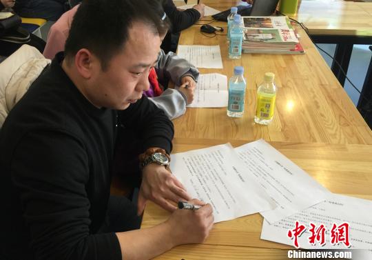 蘭州一小學(xué)爸爸與孩子簽“公約”約定父愛不缺位（圖）