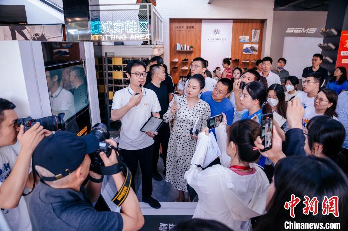 在定制鞋門店，顧客只需往腳型測量儀器上一站，幾秒后就會出具一份詳盡的腳型報告?！±钅宪?攝