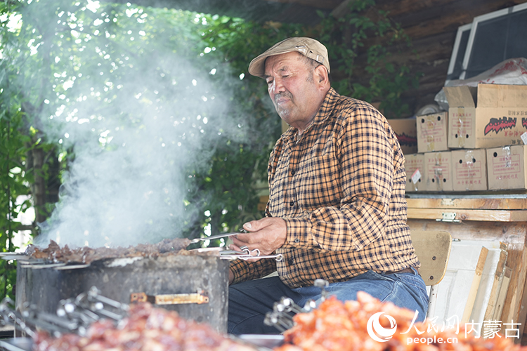 孫金花家庭小院內(nèi)，正在烤制肉串。人民網(wǎng)記者 李睿攝