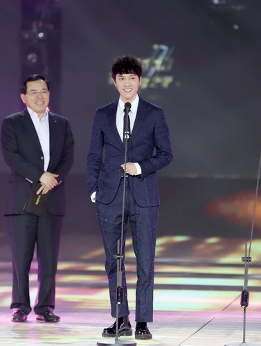 馮紹峰上臺領(lǐng)獎