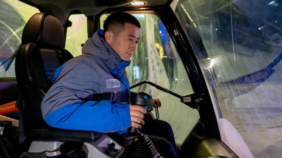 吉林市松花湖滑雪度假區(qū)內(nèi)，工作人員正駕駛壓雪車(chē)平整雪道。新華社記者 唐成卓 攝