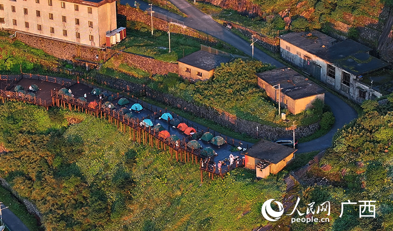 山頂露營(yíng)區(qū)。人民網(wǎng) 雷琦竣攝