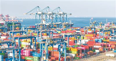 “新泉州”輪在山東港口青島港自動化碼頭（三期）的作業(yè)現場。山東港口青島港供圖