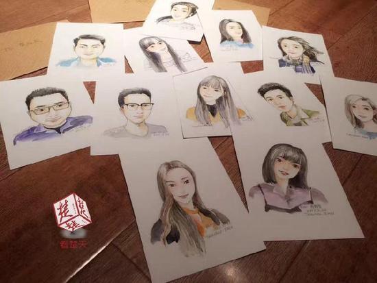 像不像？大學老師為全班畢業(yè)生畫肖像