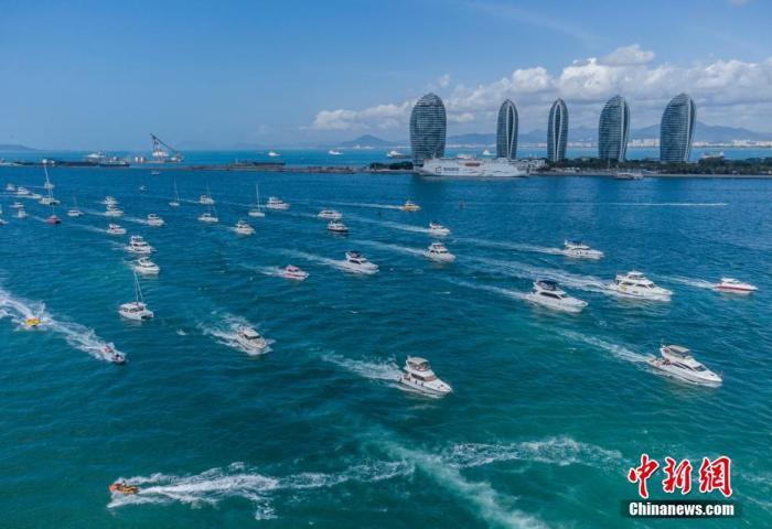 資料圖：航拍三亞眾多出海游玩的游艇回港。 駱云飛 攝
