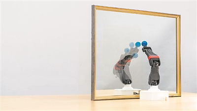  圖為機(jī)器人觀察自己在鏡子中的倒影，學(xué)習(xí)自身的形態(tài)和運(yùn)動(dòng)學(xué)，實(shí)現(xiàn)自主模擬。圖片來(lái)源：美國(guó)哥倫比亞大學(xué)