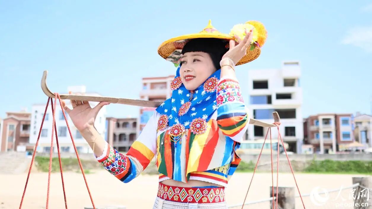 花頭巾包裹，配上寬檐黃斗笠，是惠安女獨特的“防曬套裝”。人民網(wǎng)記者 李昌乾攝