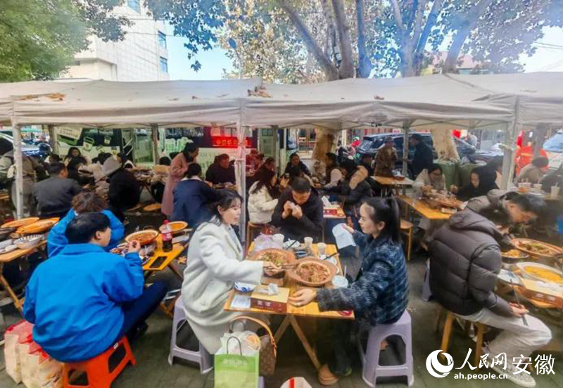 迎春街上,游客們品嘗廣德燉鍋。人民網(wǎng)記者 王銳攝