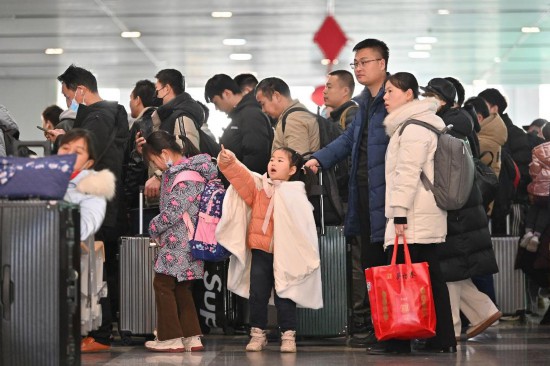 2月3日，家長(zhǎng)帶領(lǐng)小朋友在北京豐臺(tái)站排隊(duì)檢票。新華社記者 宋為偉 攝