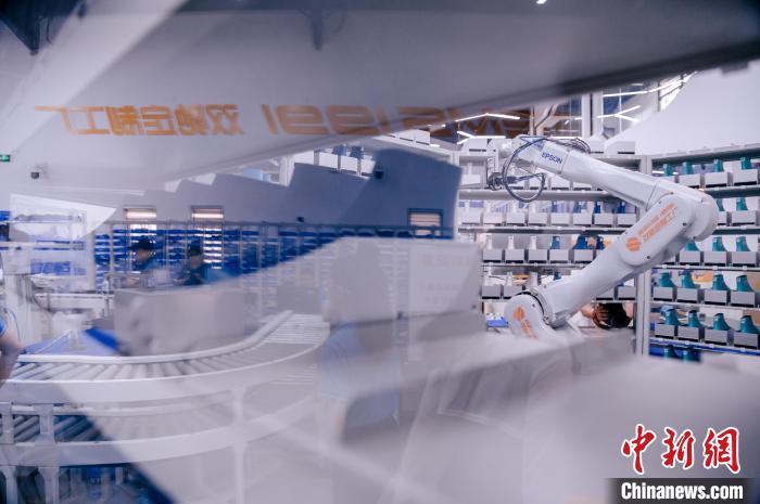 定制鞋自動化生產(chǎn)車間一角?！±钅宪?攝