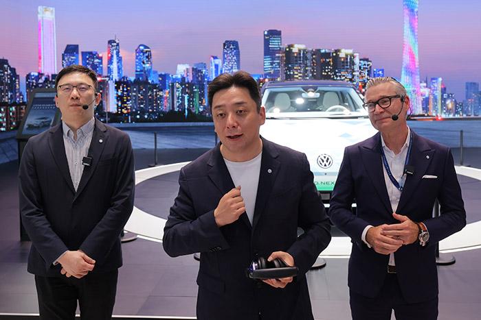 11月17日，上汽大眾汽車有限公司銷售與市場執(zhí)行副總經(jīng)理、上海上汽大眾汽車銷售有限公司總經(jīng)理俞經(jīng)民(中間)參加廣州車展展臺活動。 上汽大眾 供圖